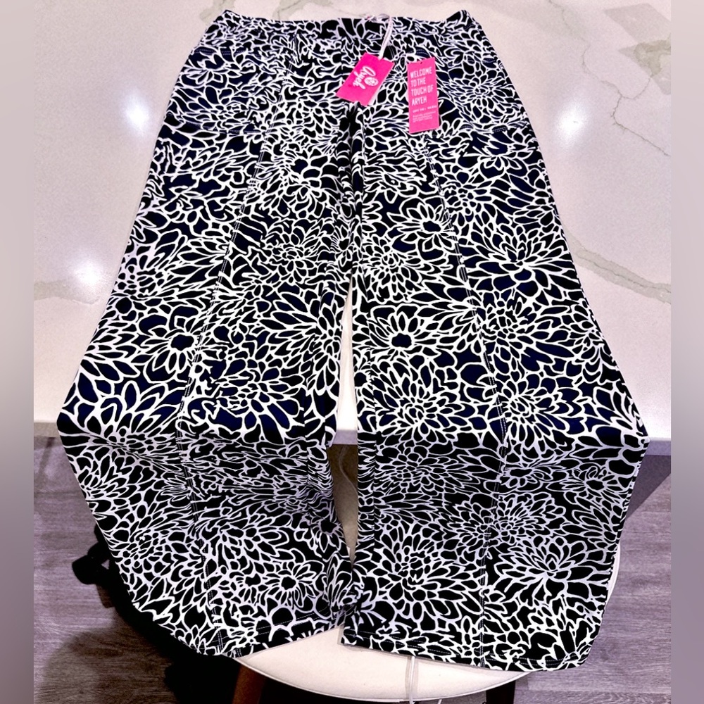 ***SOLD***
NWT Aryeh Stretch Wide Leg Pants with UPF 50+ yarn Size S Navy